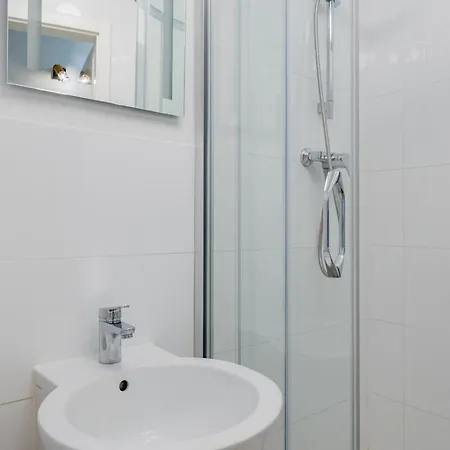 Geraeumiges In Zentraler Lage Potsdams بوتسدام