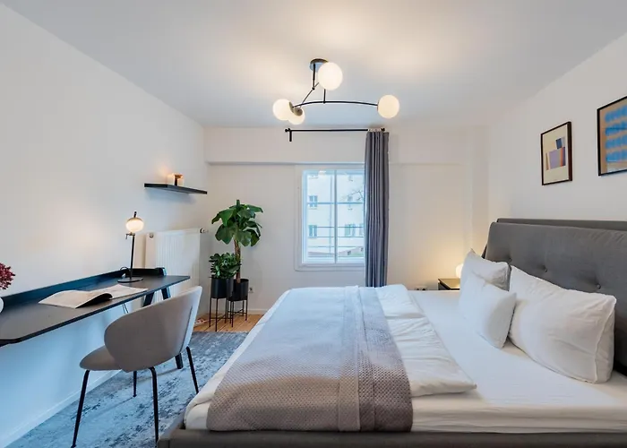 Geraeumiges In Zentraler Lage Potsdams * Потсдам